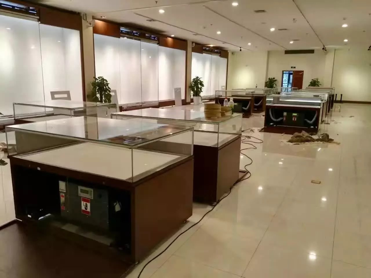 博物館展柜恒溫恒濕機(jī)安裝中.jpg