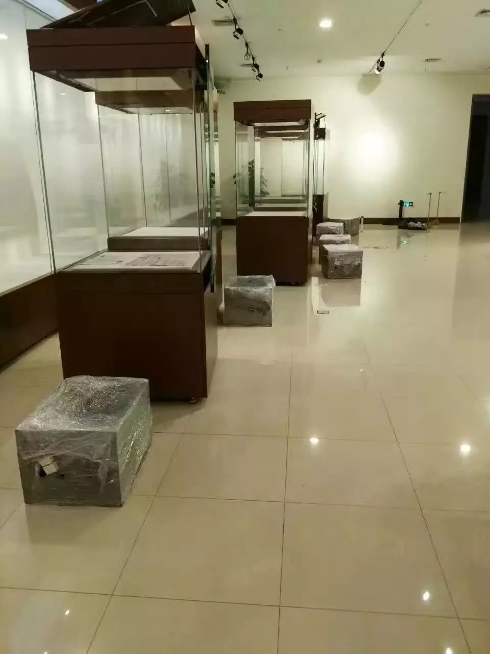 博物館展柜恒溫恒濕機(jī)安裝中3.jpg