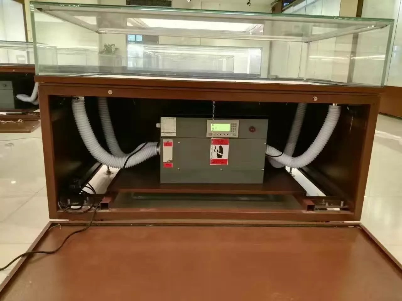 博物館展柜恒溫恒濕機(jī)安裝中4.jpg