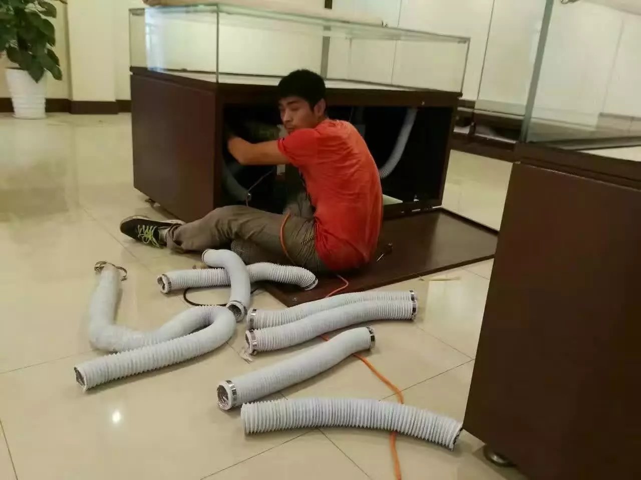 博物館展柜恒溫恒濕機(jī)安裝中5.jpg
